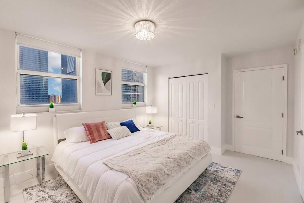 Upscale Brickell 3 Bedroom With Water Views And Free Parking 마이애미 외부 사진